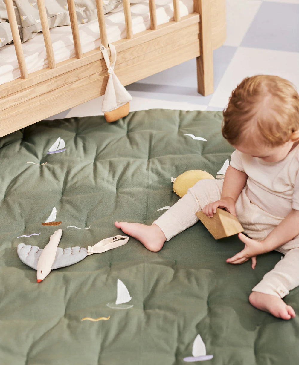 Dear April - bestickte Spielmatratze Sailorboat