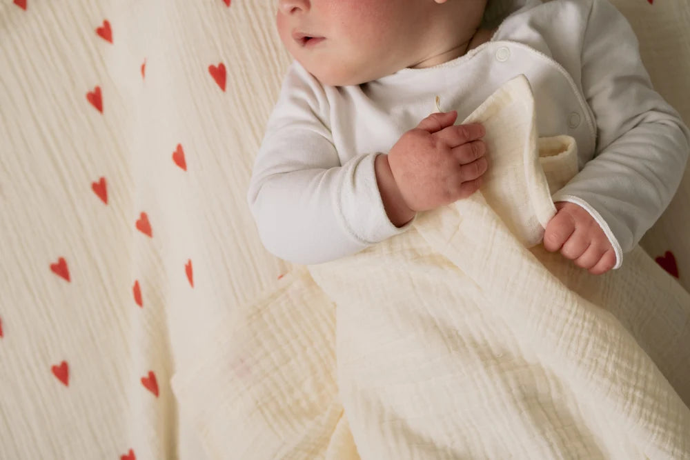 Studio Noos - große Musslintücher in cremeweiss mit Herzchen in Rot in 120x120