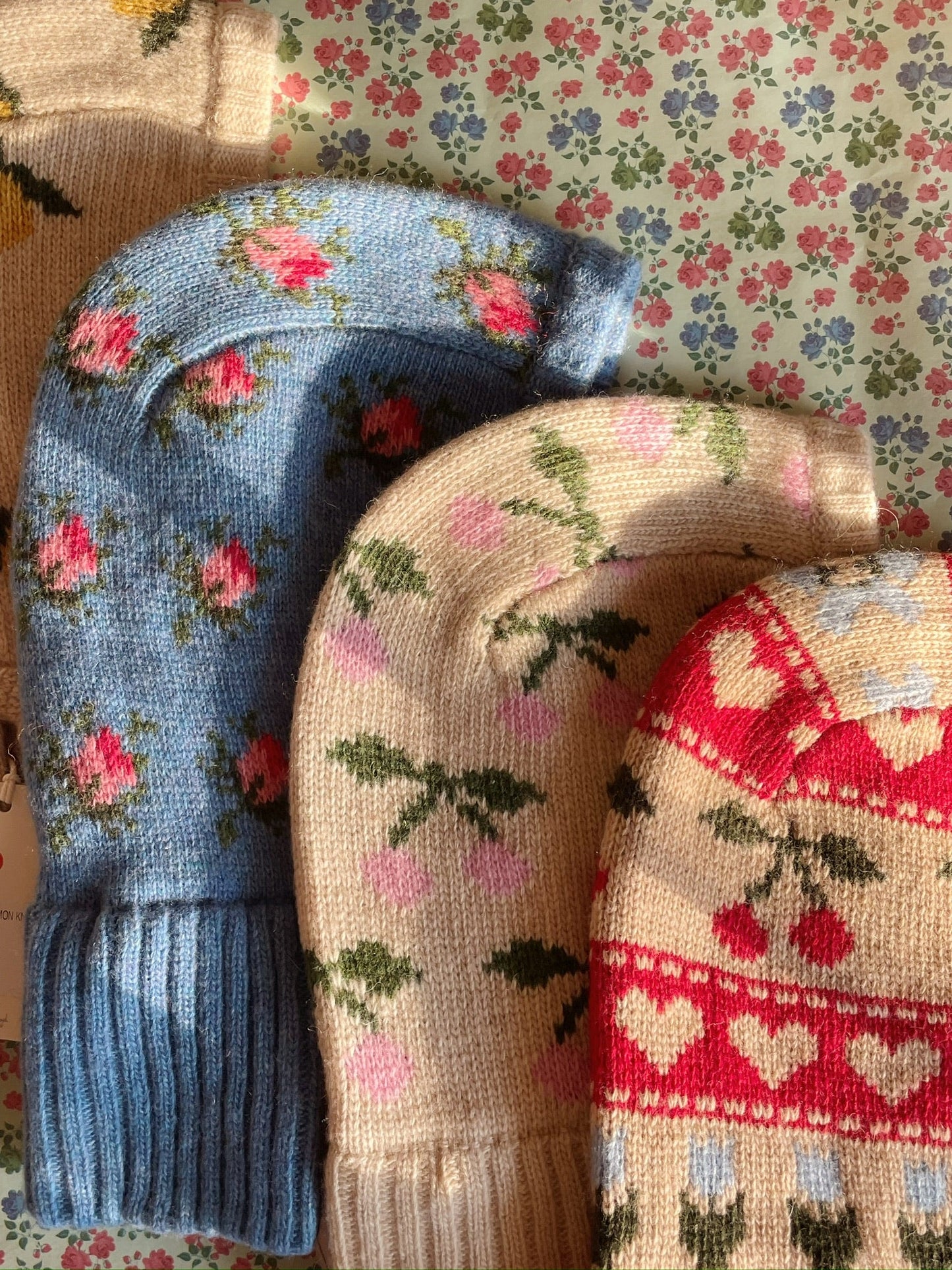 Konges Sløjd - Belou Balaclava in Hellblau mit Rosen