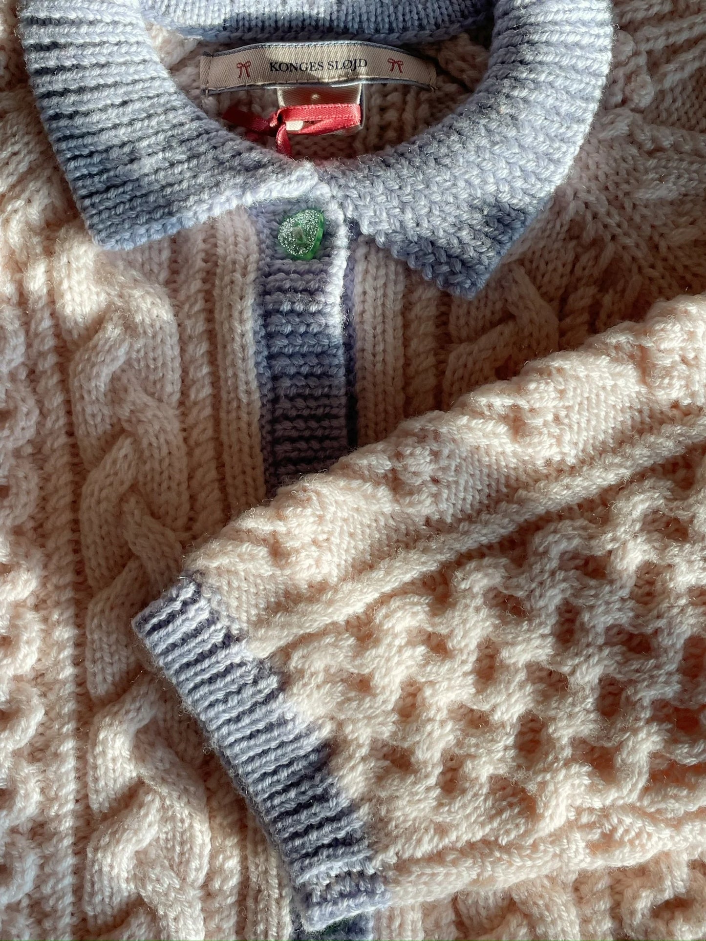 Konges Sløjd  - Emma  Strickjacke in Beige mit Kragen in Hellblau 100 % Merinowolle