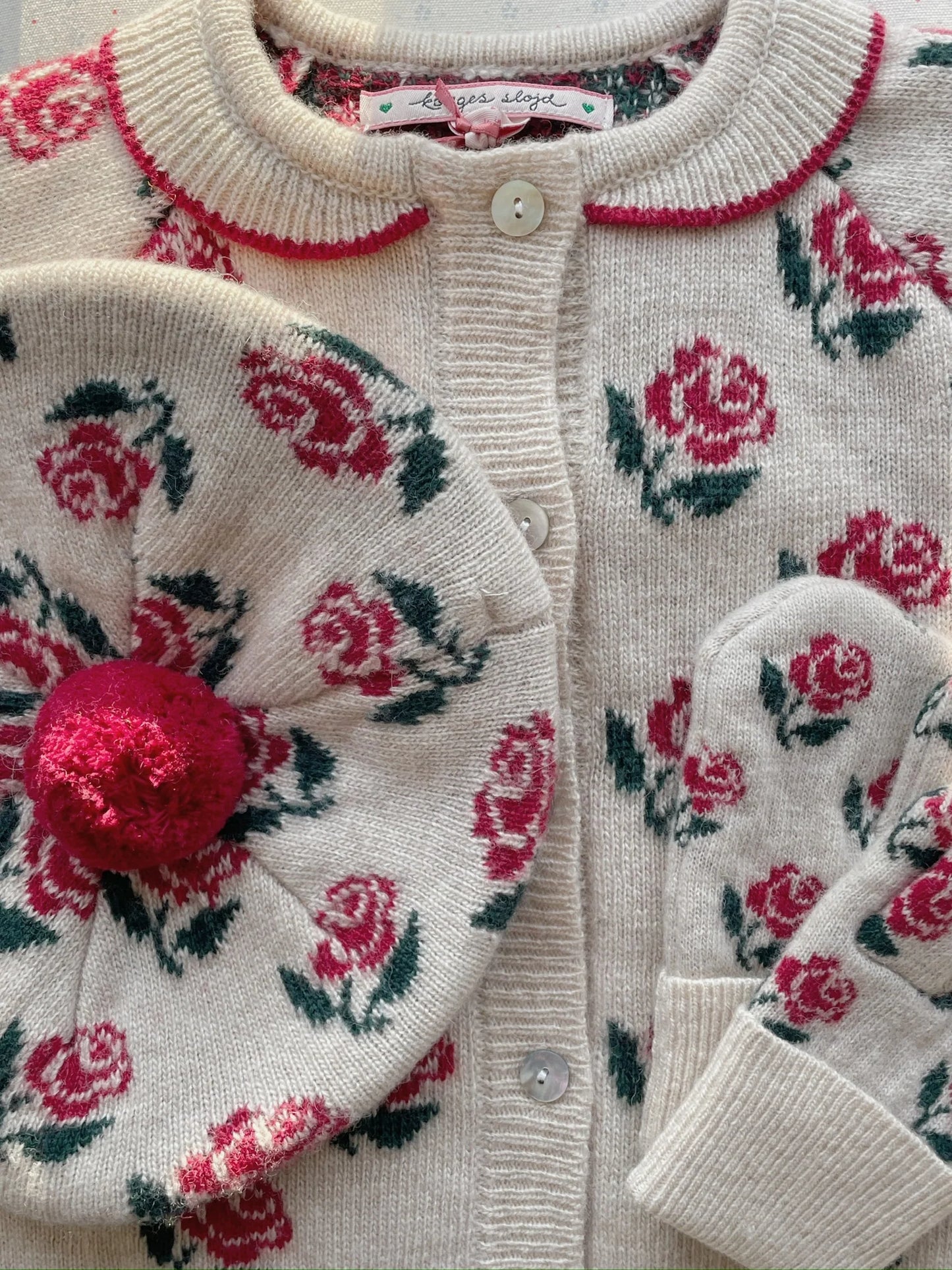 Konges Sløjd - Belou Strickjacke in Beige mit Rosen