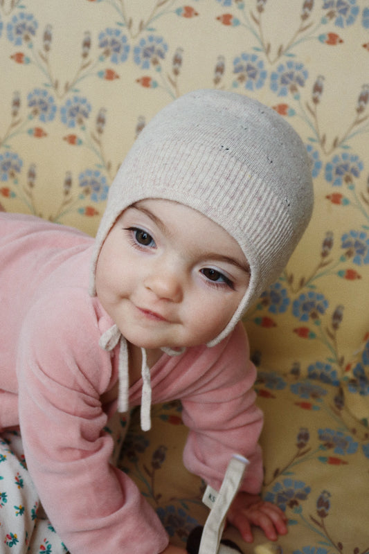 Konges Sløjd -  Mattou Strickmütze mit Bändchen aus Merinowolle in offwhite- Melange