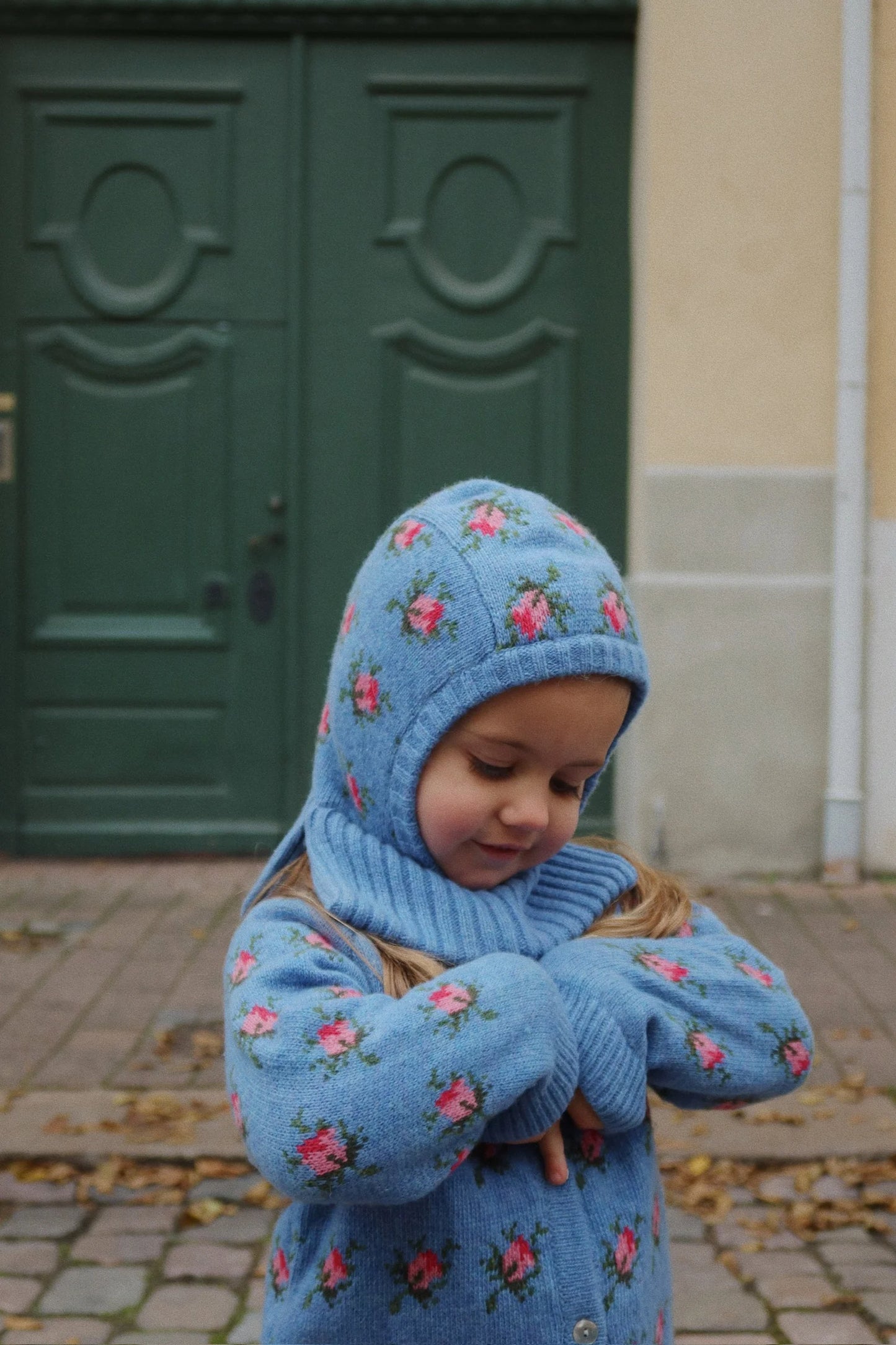 Konges Sløjd - Belou Strickjacke in Hellblau mit Rosen Rosie Shade