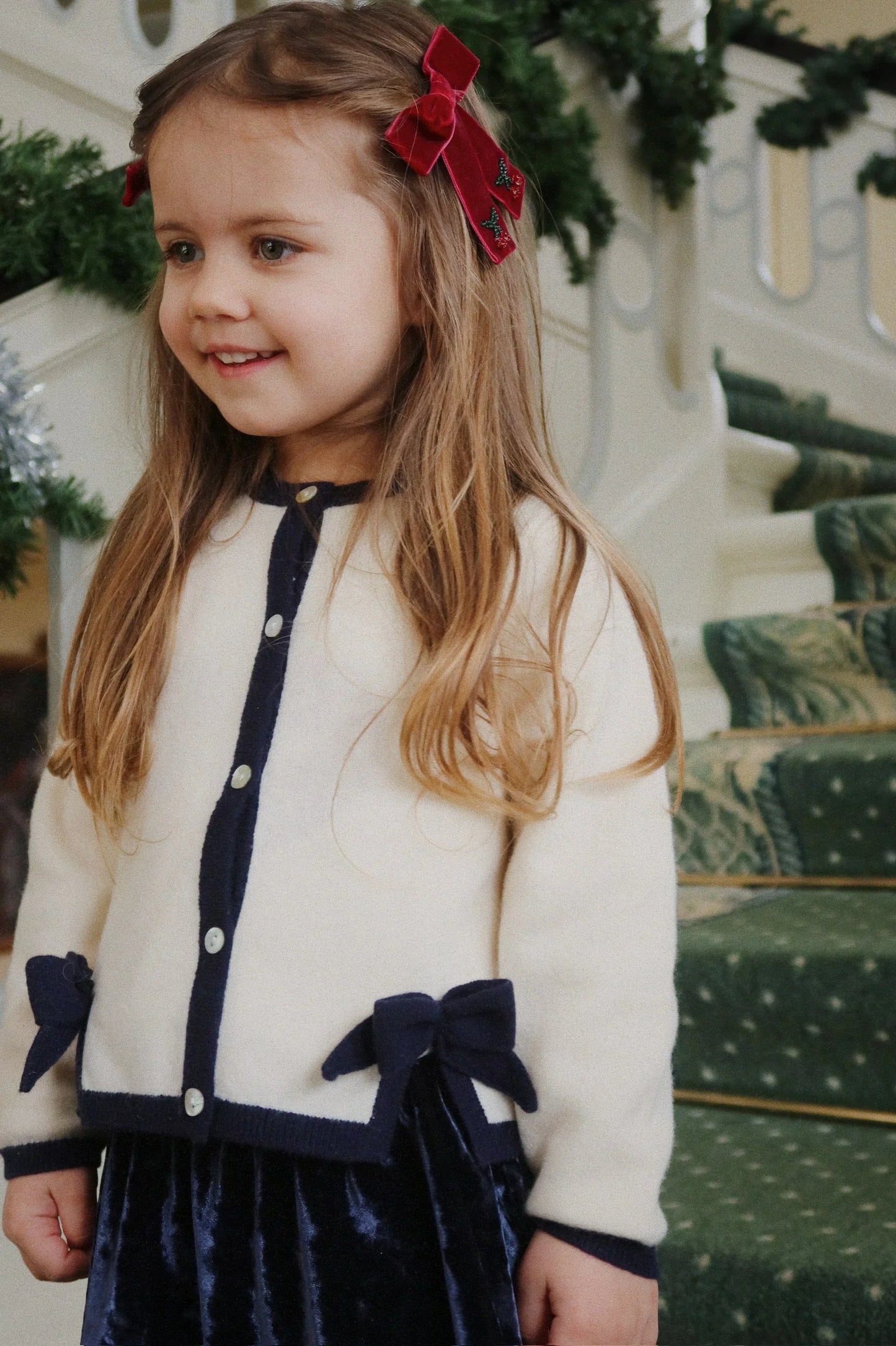 Konges Sløjd - Strickjacke Alette creme mit dunkelblau Schleife