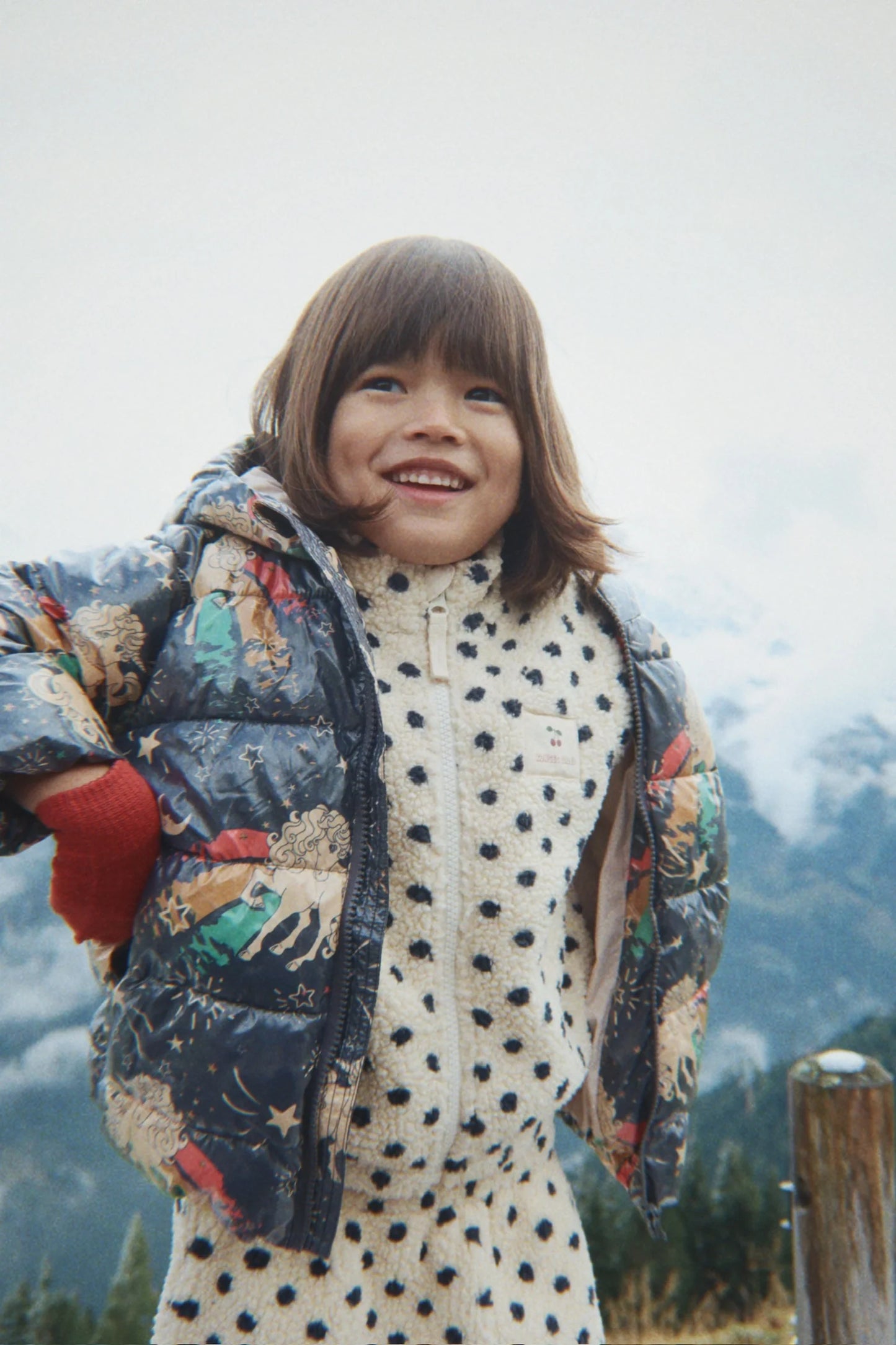 Konges Slojd - Jody Kinder Teddy Fleece Jacke in Beige mit blauen Punkten & Kirsche