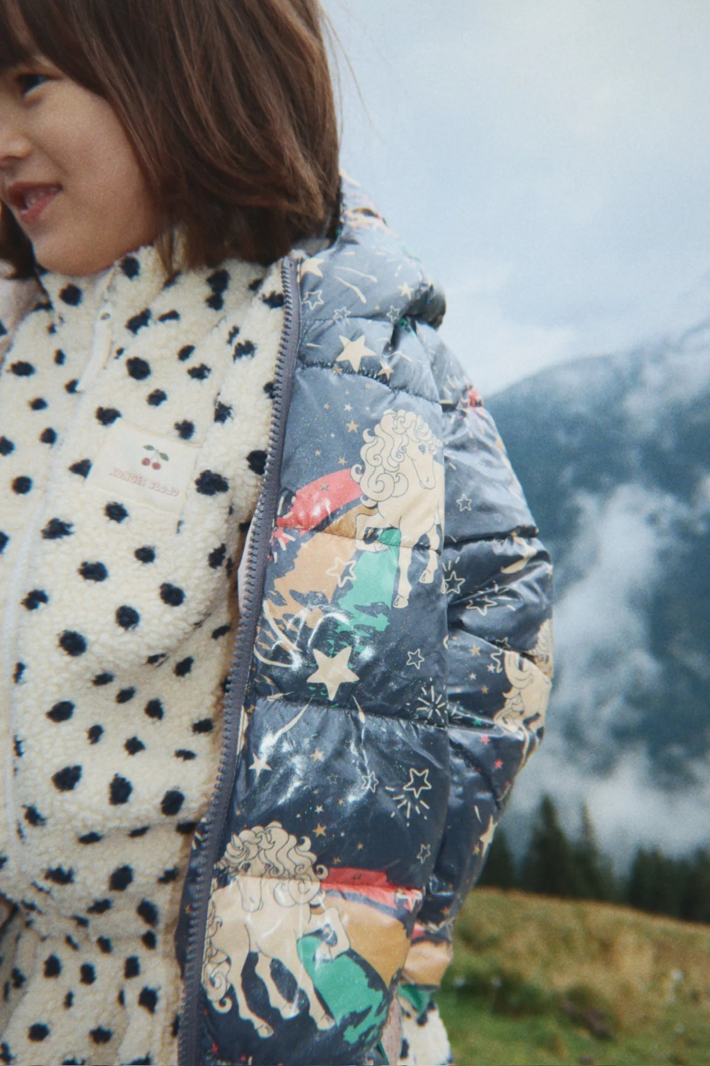 Konges Slojd - Jody Kinder Teddy Fleece Jacke in Beige mit blauen Punkten & Kirsche