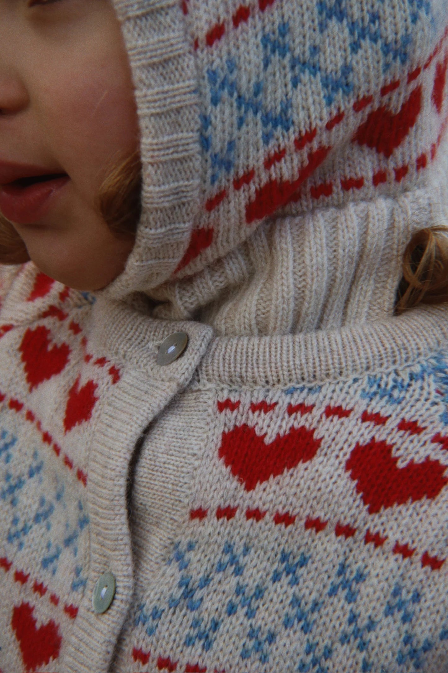Konges Slojd -  Belou Kinder Strickjacke aus 100 % Wolle in Beige mit Blau und roten Herzen