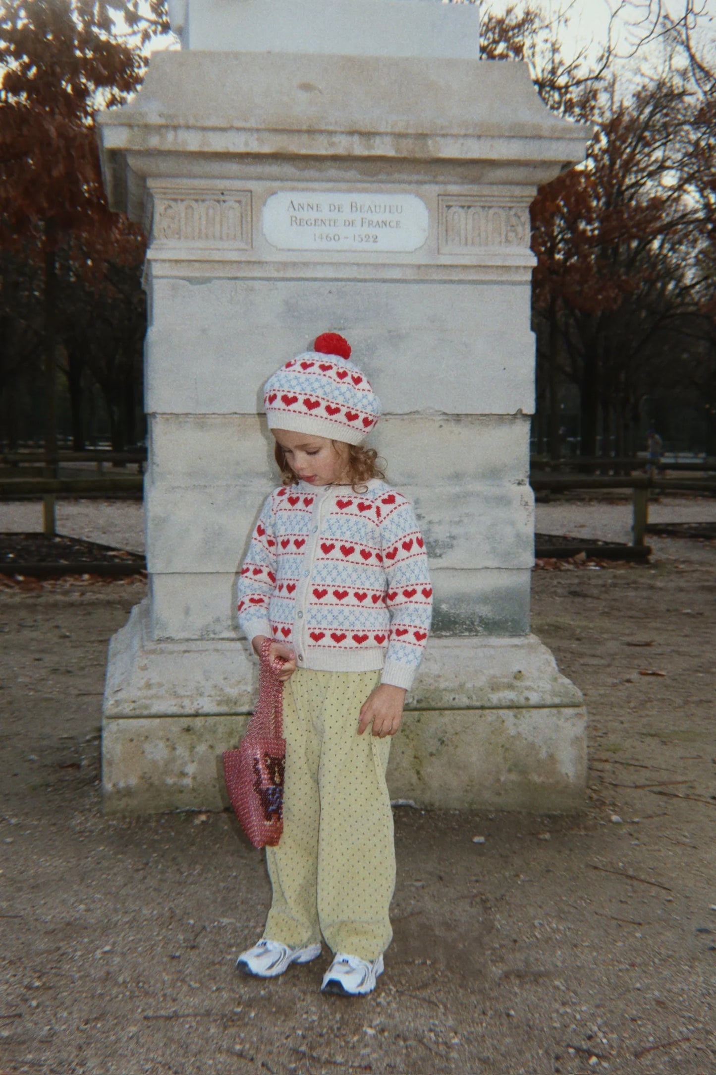 Konges Slojd -  Belou Kinder Strickjacke aus 100 % Wolle in Beige mit Blau und roten Herzen
