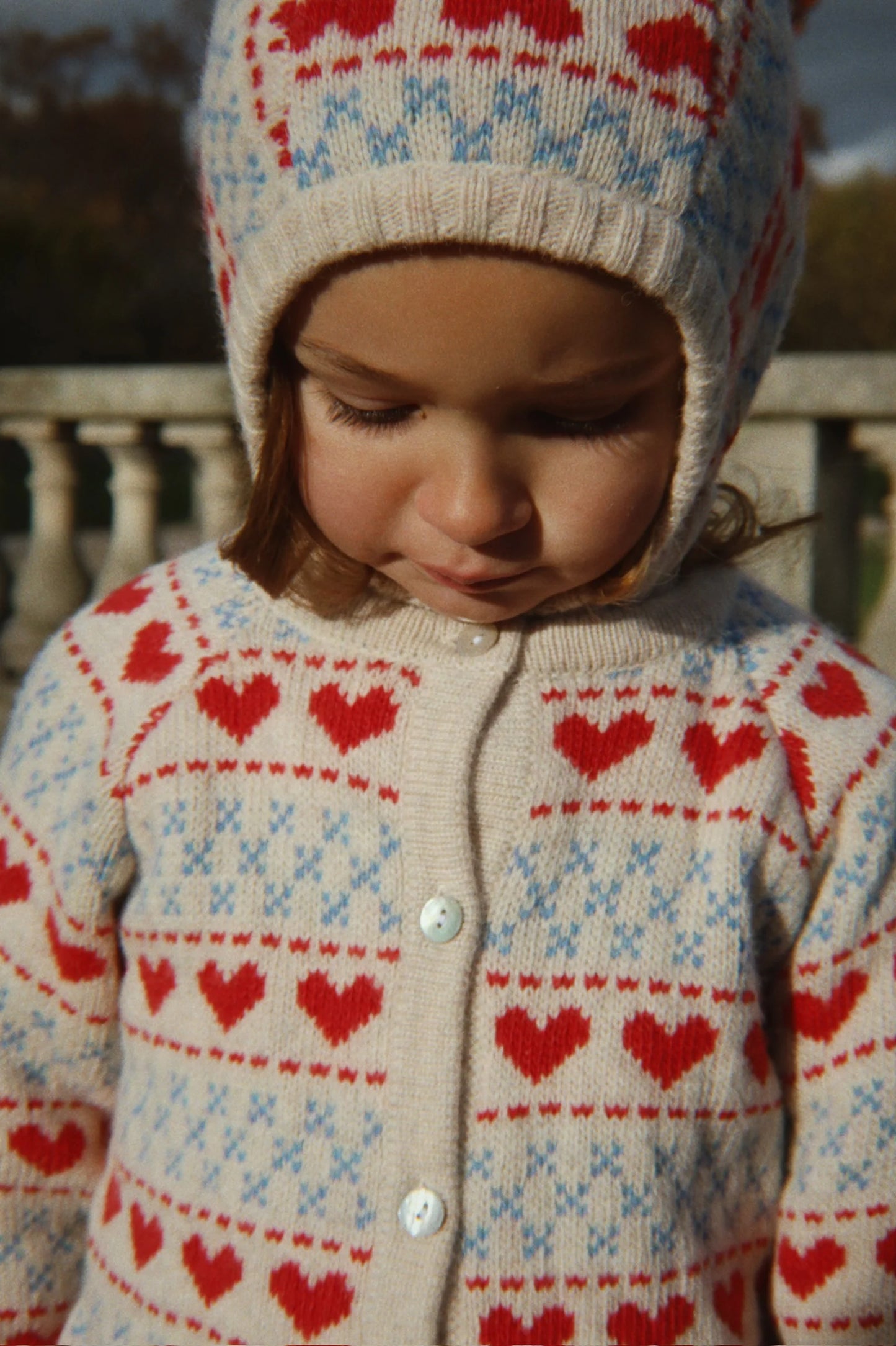 Konges Slojd -  Belou Kinder Strickjacke aus 100 % Wolle in Beige mit Blau und roten Herzen