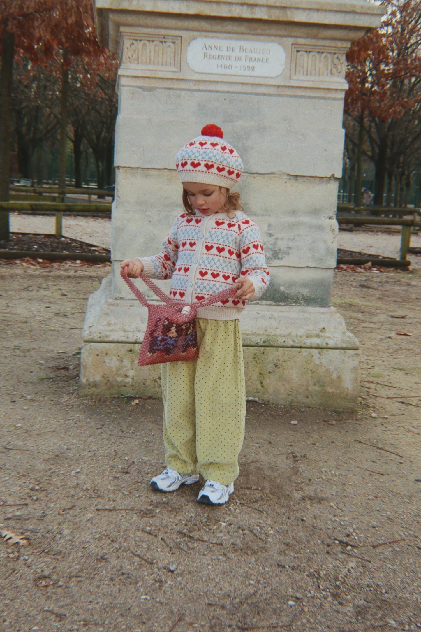 Konges Slojd -  Belou Kinder Strickjacke aus 100 % Wolle in Beige mit Blau und roten Herzen