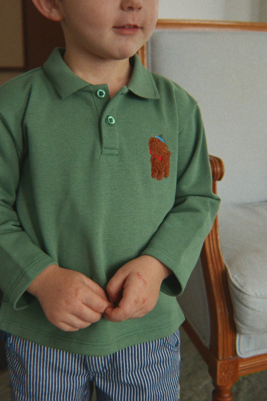 Konges Slojd - Spotty Kinderpolo Langarm in grün mit Stick Dackel aus 100 % Biobaumwolle