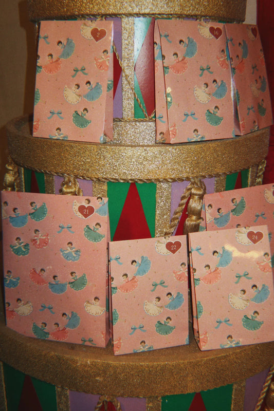 Konges Slojd - Adventskalender mit 24 Geschenke für Mädels in rosa