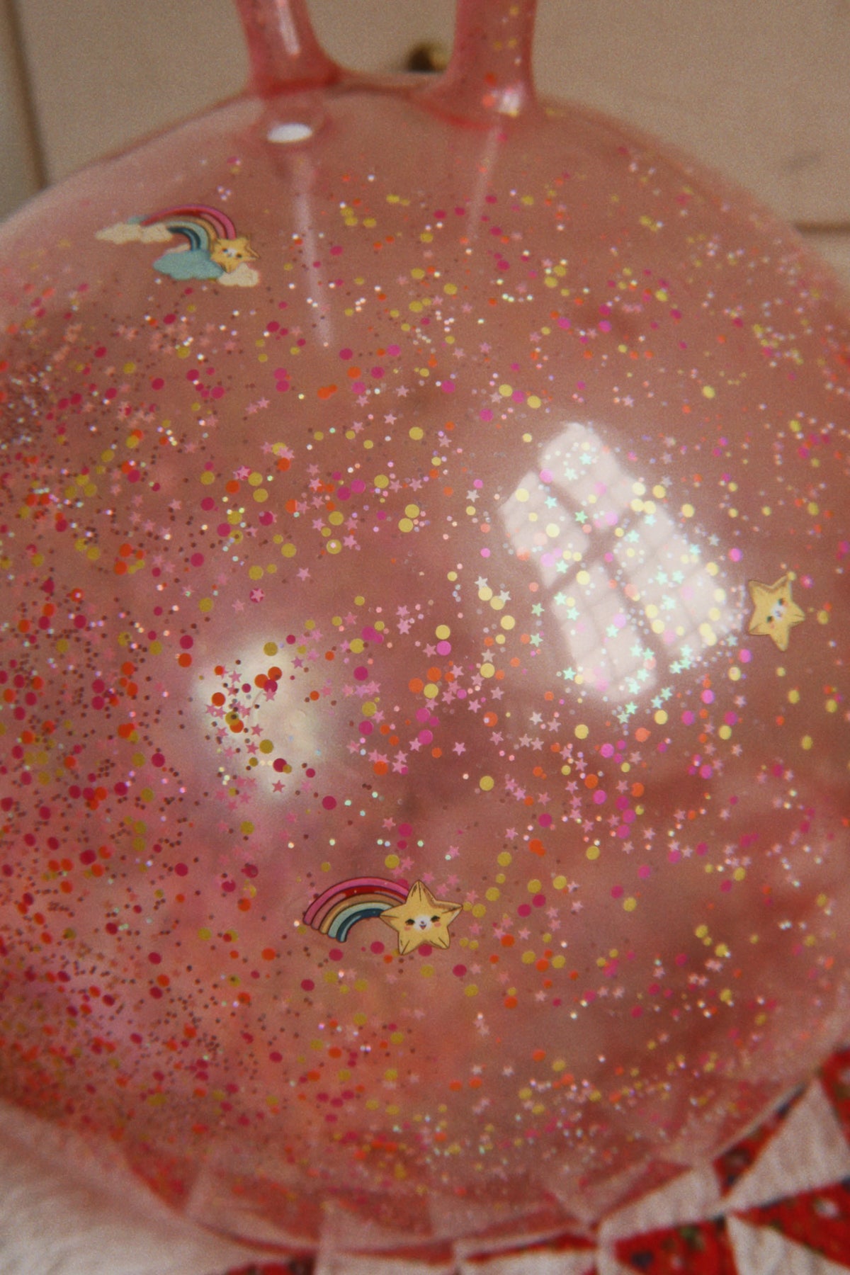 Konges Slojd - Glitterhüpfball in Rosa mit einem Griff