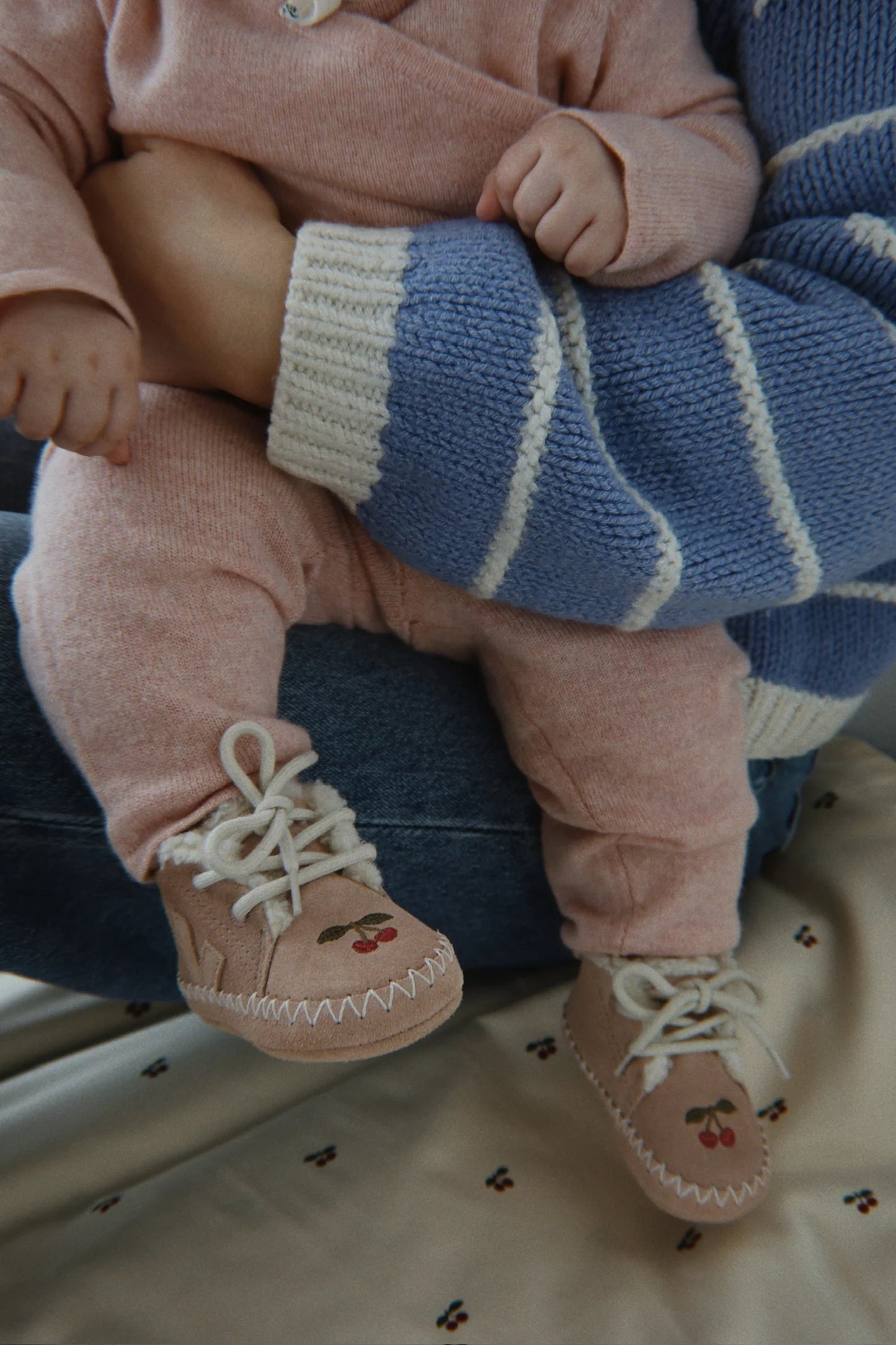 Konges Slojd - Veja x Konges Babyschuh in Rosa mit Kirschen