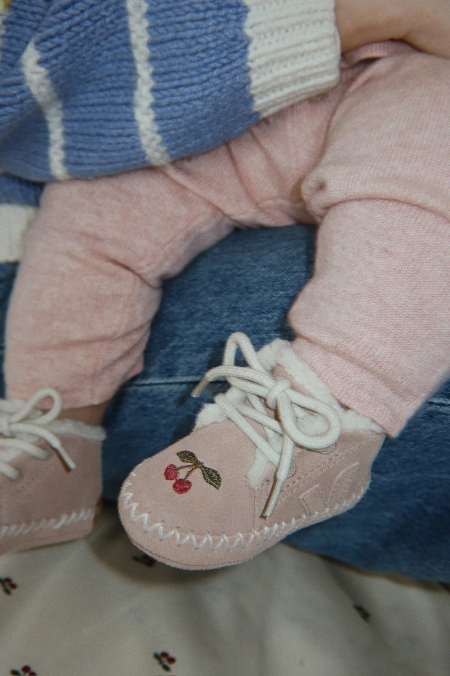 Konges Slojd - Veja x Konges Babyschuh in Rosa mit Kirschen