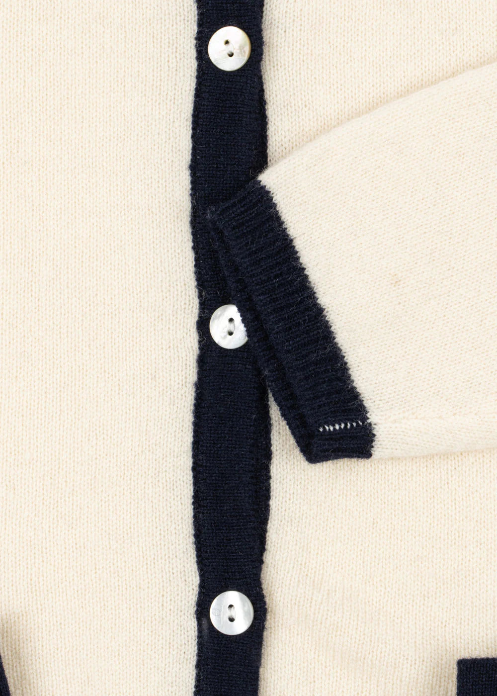 Konges Sløjd - Strickjacke Alette creme mit dunkelblau Schleife