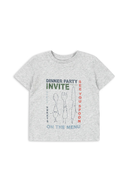 Konges Sløjd - Famo T-Shirt in Hellgrau mit coolem Print