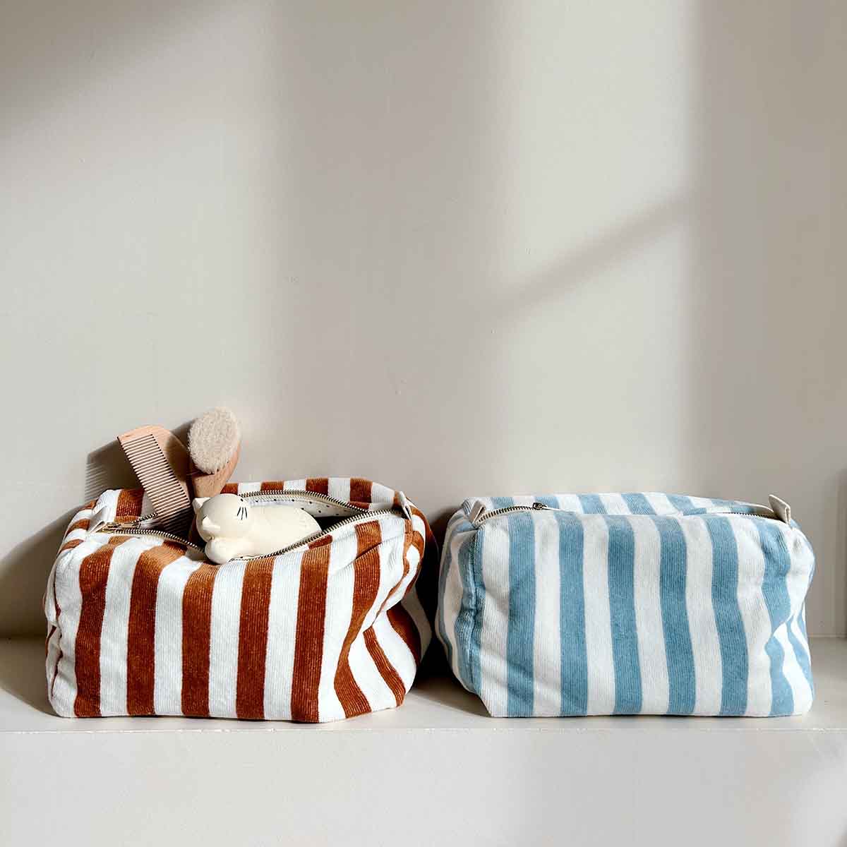 Rose in April - Kulturtasche aus 100 % Frottee in braun gestreift