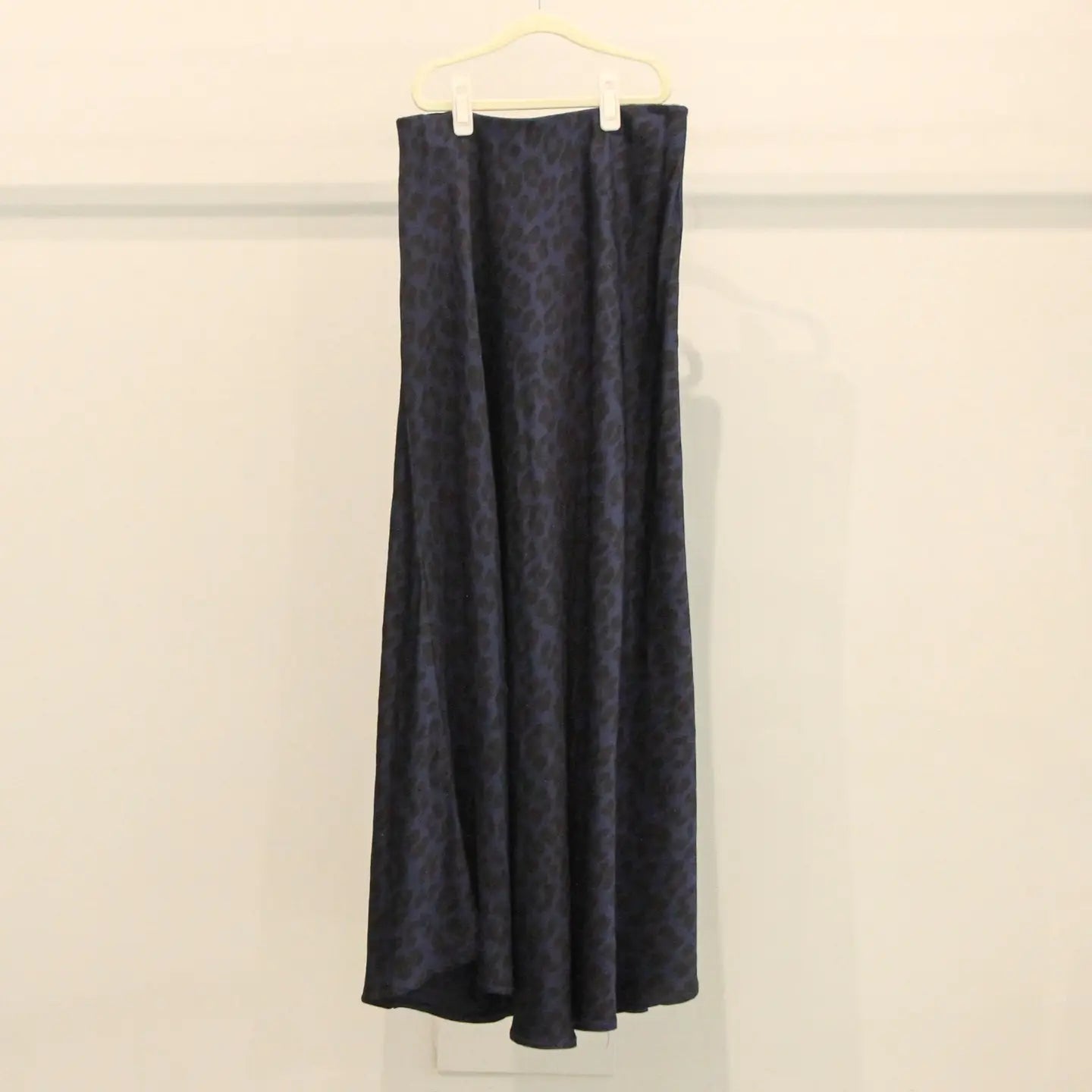 Bazaar Noir  - Silkrock Leo in dunkelblau Midi