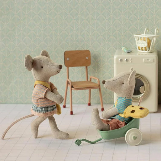 Maileg - kleine Schwester Maus Kindergartenmaus mit kleiner Umhängetasche
