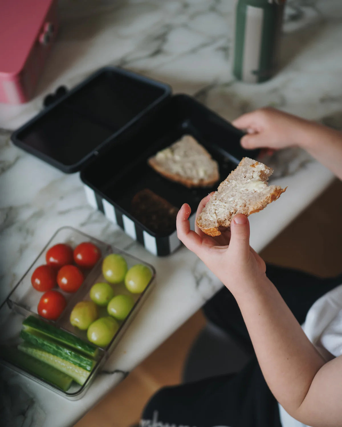 NOUI NOUI - Kinder Lunchbox mit 3  EInsätzen  in schwarz gestreift PRE ORDER