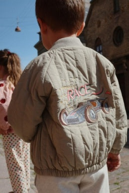 Konges Sløjd - Juno Bomber Jacke  in Laurel Oak mit Rennwagen Race