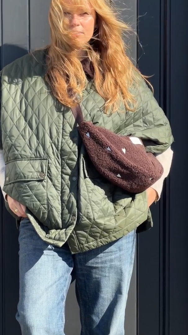 Studio Noos - Fanny Bag in Schokobraun Teddy mit weissen Herzen