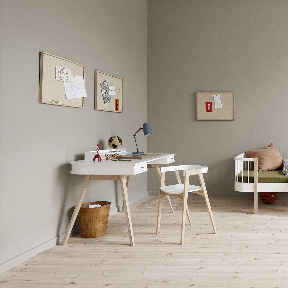 Oliver Furniture - Wood Schreibtisch 66cm & Armlehnstuhl in weiss/ eiche